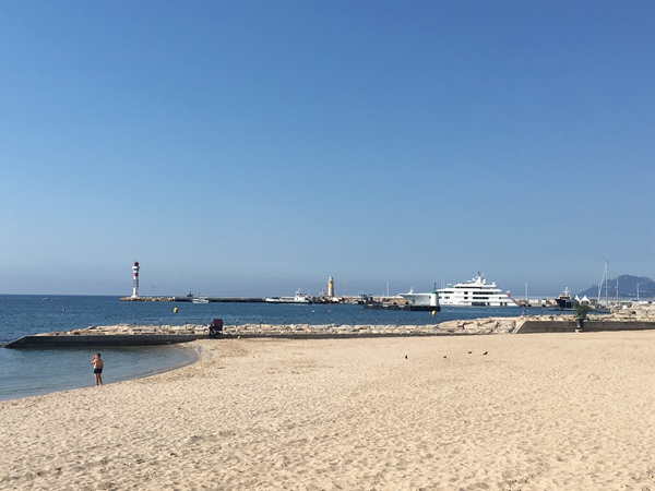 静谧的海滩即将被2018戛纳创意节的到来打破.jpg